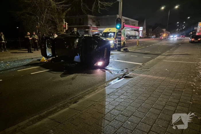 Auto op de zijkant na ongeluk