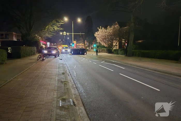 Auto op de zijkant na ongeluk