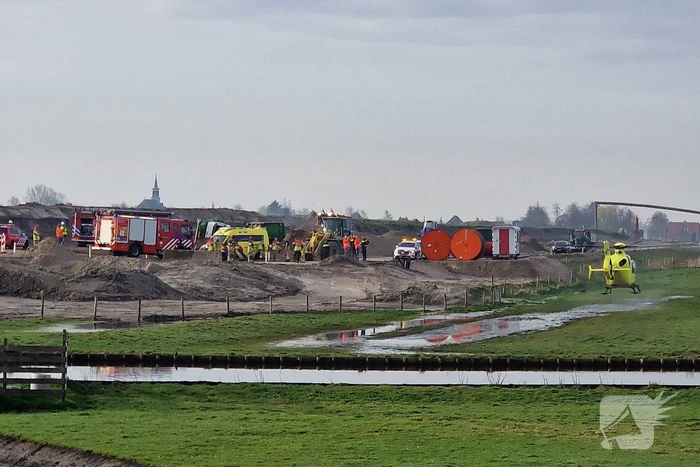 Vrachtwagen kantelt op bouwplaats