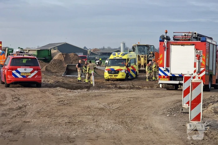 Vrachtwagen kantelt op bouwplaats