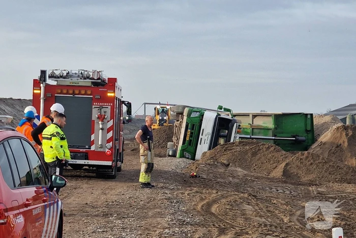 Vrachtwagen kantelt op bouwplaats