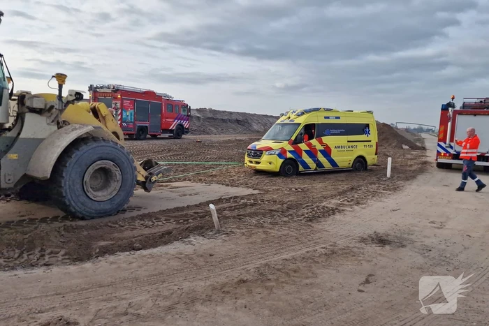 Vrachtwagen kantelt op bouwplaats