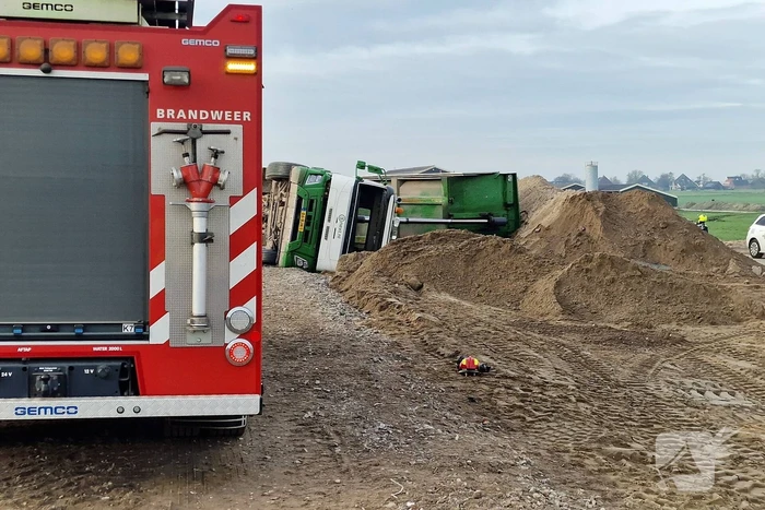 Vrachtwagen kantelt op bouwplaats