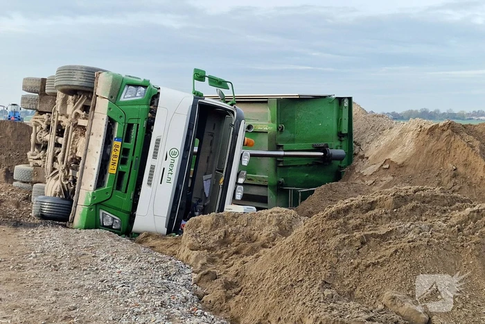 Vrachtwagen kantelt op bouwplaats