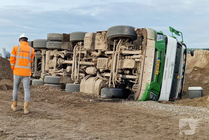 Vrachtwagen kantelt op bouwplaats