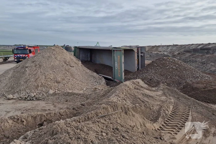 Vrachtwagen kantelt op bouwplaats