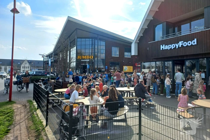 Flinke drukte bij cafetaria voor ijsjes op eerste lentedag