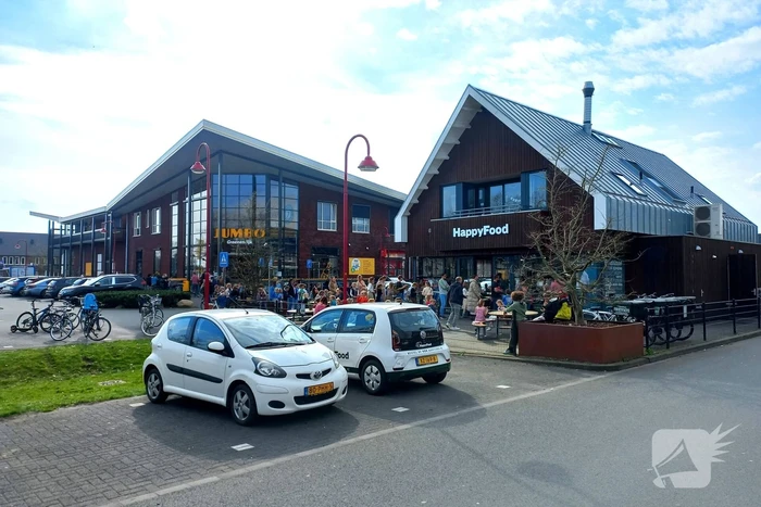 Flinke drukte bij cafetaria voor ijsjes op eerste lentedag