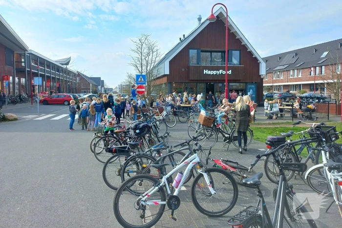 Flinke drukte bij cafetaria voor ijsjes op eerste lentedag
