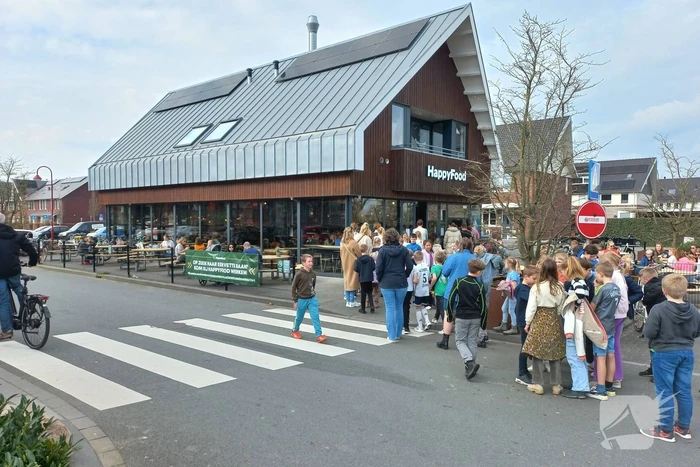 Flinke drukte bij cafetaria voor ijsjes op eerste lentedag