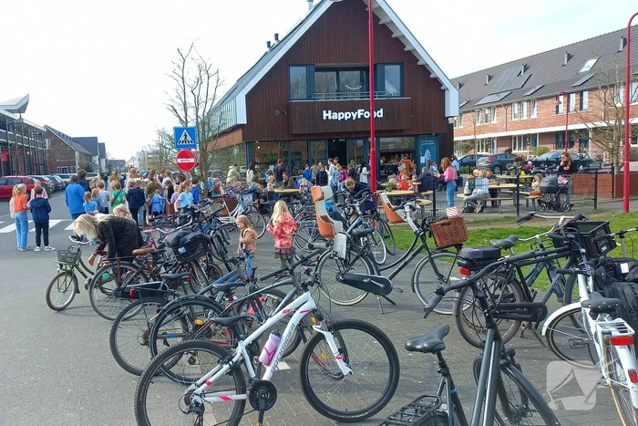 Flinke drukte bij cafetaria voor ijsjes op eerste lentedag