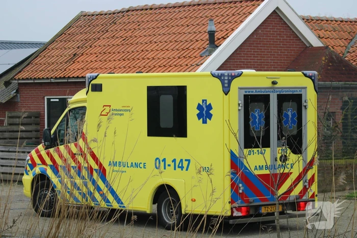 Tractor raakt te water, bestuurder gewond