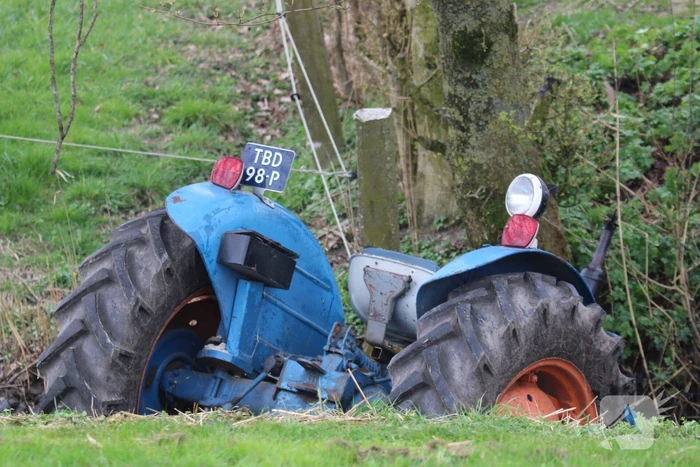 Tractor raakt te water, bestuurder gewond