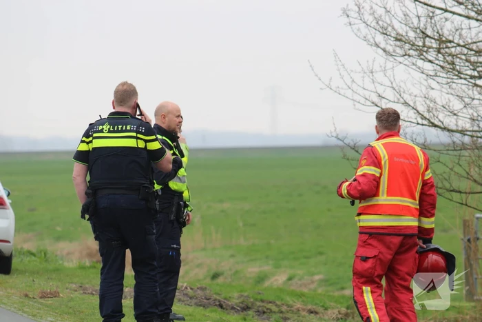 Tractor raakt te water, bestuurder gewond
