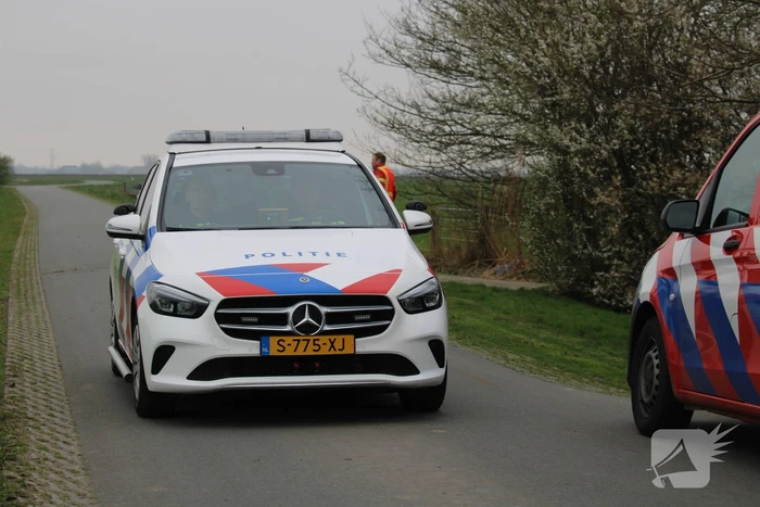Tractor raakt te water, bestuurder gewond