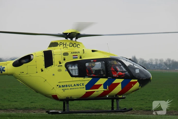 Tractor raakt te water, bestuurder gewond