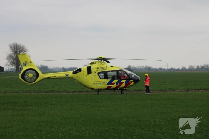 Tractor raakt te water, bestuurder gewond