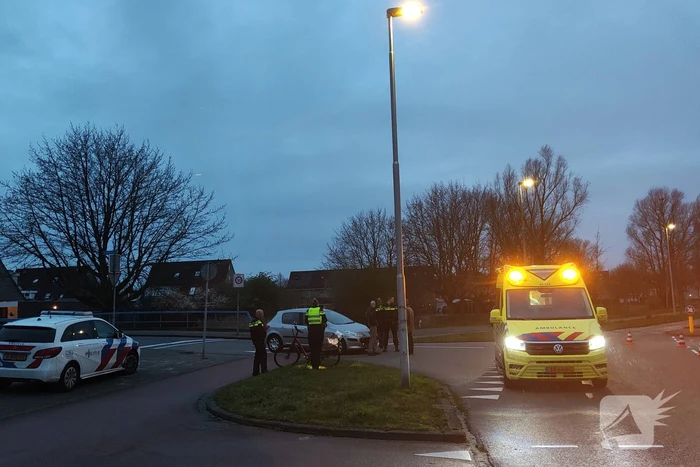Fietser geschept bij rotonde