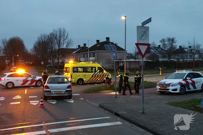 Fietser geschept bij rotonde