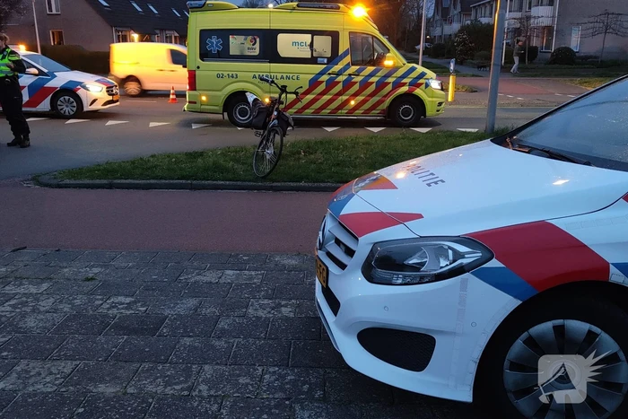 Fietser geschept bij rotonde