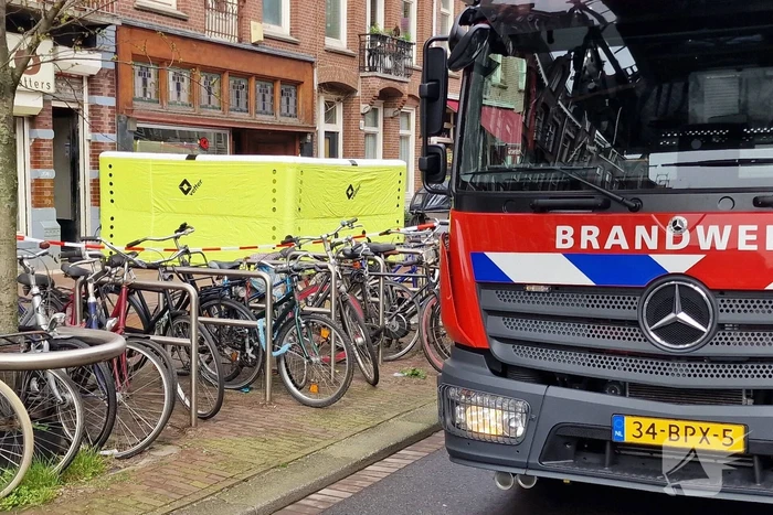 Een vrouw met verward gedrag uit woning gehaald