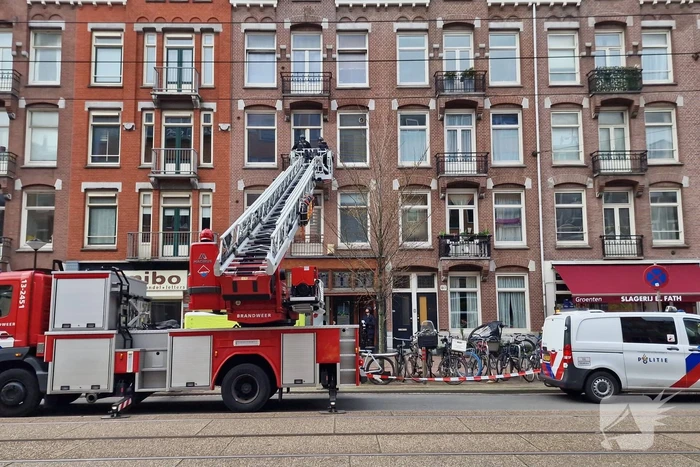 Een vrouw met verward gedrag uit woning gehaald