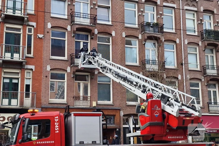 Een vrouw met verward gedrag uit woning gehaald