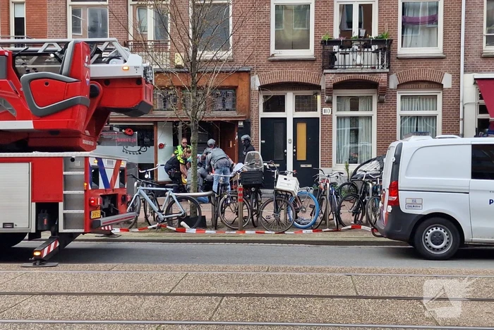 Een vrouw met verward gedrag uit woning gehaald