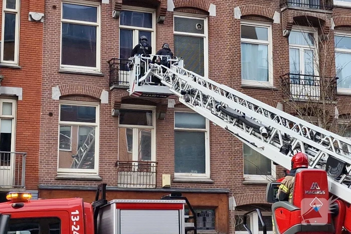 Een vrouw met verward gedrag uit woning gehaald