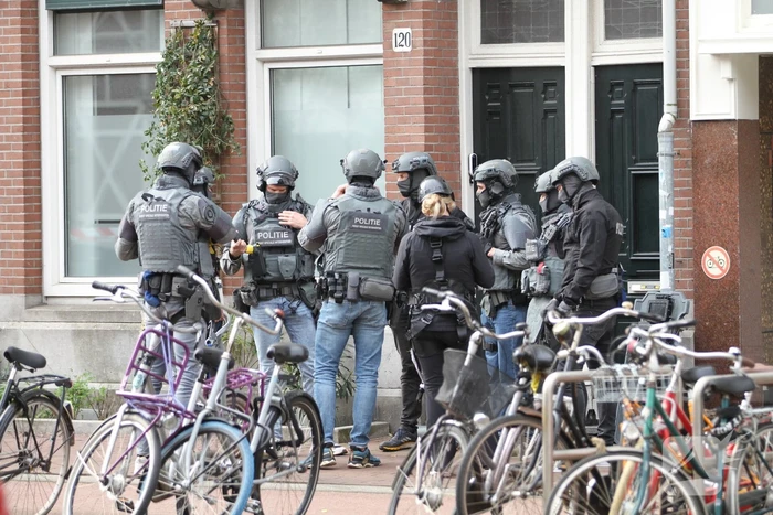Een vrouw met verward gedrag uit woning gehaald