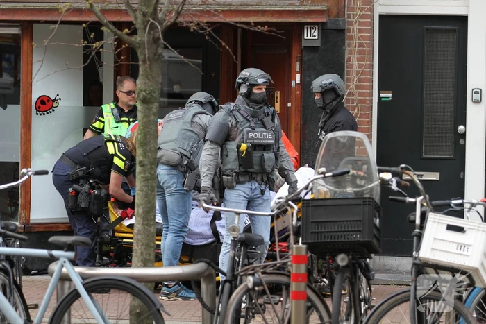 Een vrouw met verward gedrag uit woning gehaald