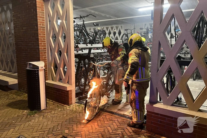 Brandweer blust brandende fiets