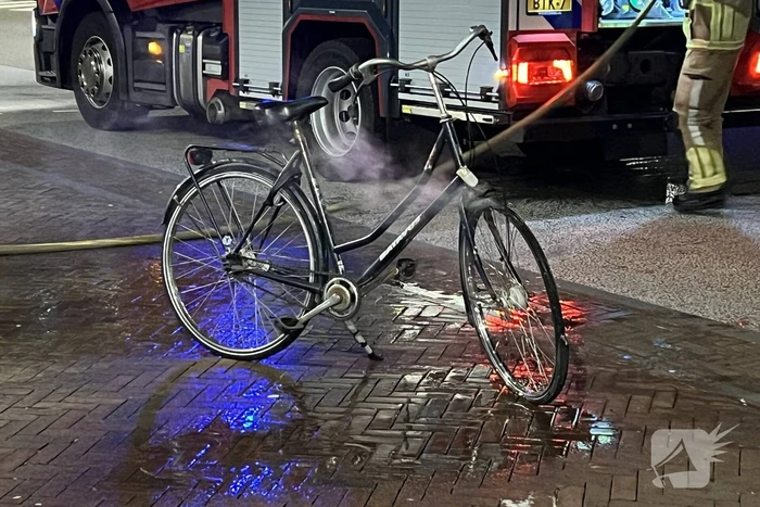 Brandweer blust brandende fiets