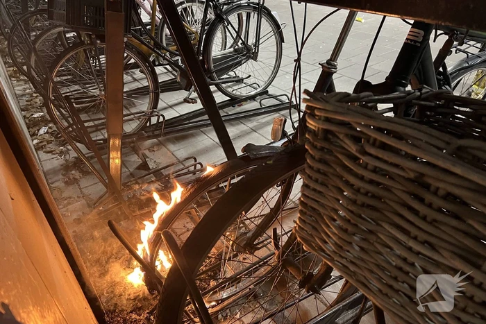 Brandweer blust brandende fiets