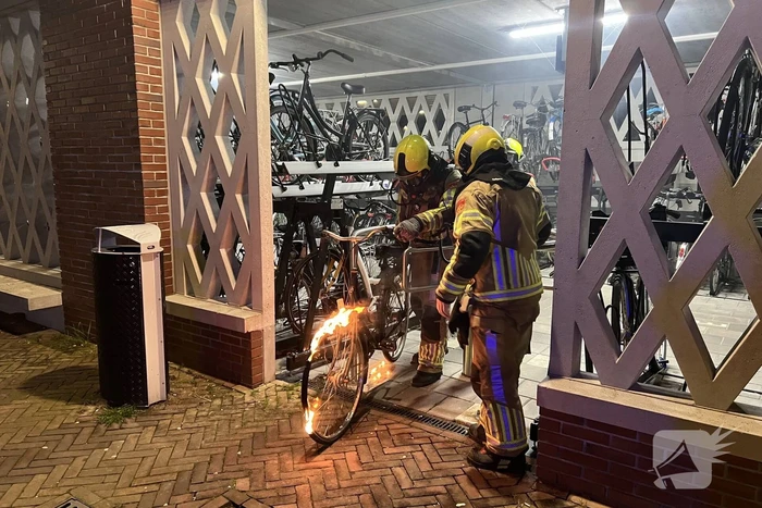 Brandweer blust brandende fiets