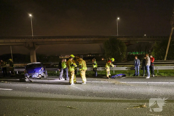 Automobilist raakt gewond nadat hij tegen vangrail botst