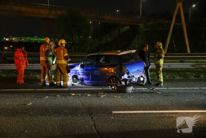 Automobilist raakt gewond nadat hij tegen vangrail botst