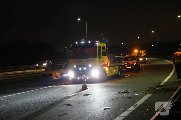 Automobilist raakt gewond nadat hij tegen vangrail botst