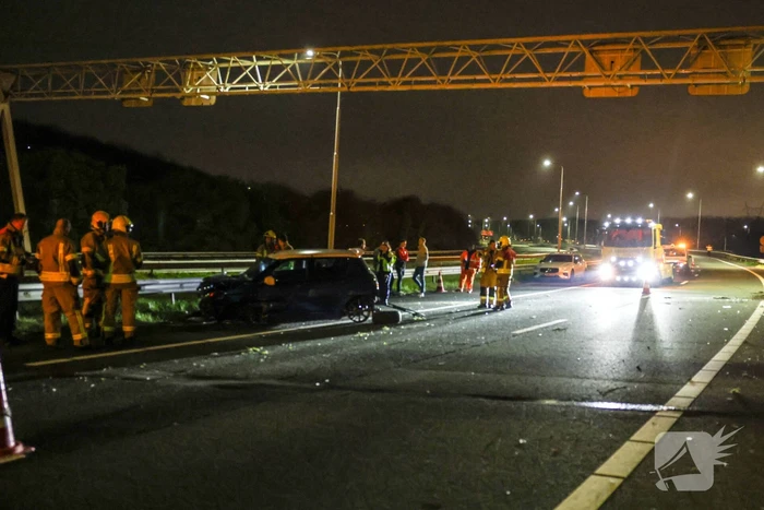 Automobilist raakt gewond nadat hij tegen vangrail botst