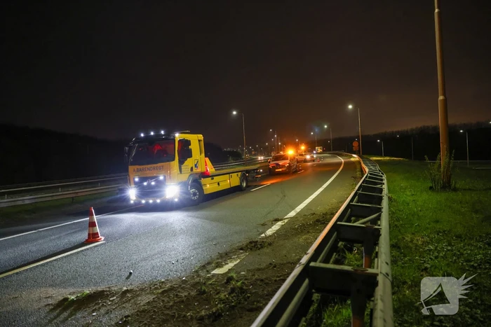 Automobilist raakt gewond nadat hij tegen vangrail botst