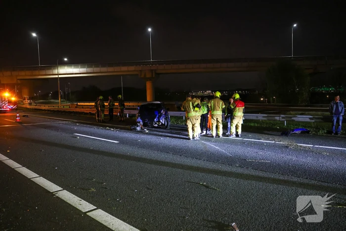 Automobilist raakt gewond nadat hij tegen vangrail botst