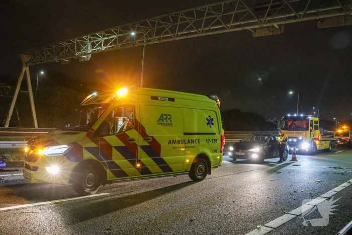 Automobilist raakt gewond nadat hij tegen vangrail botst