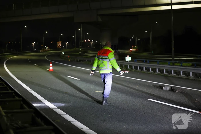 Automobilist raakt gewond nadat hij tegen vangrail botst