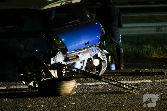 Automobilist raakt gewond nadat hij tegen vangrail botst