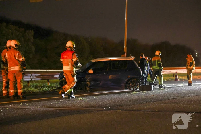 Automobilist raakt gewond nadat hij tegen vangrail botst