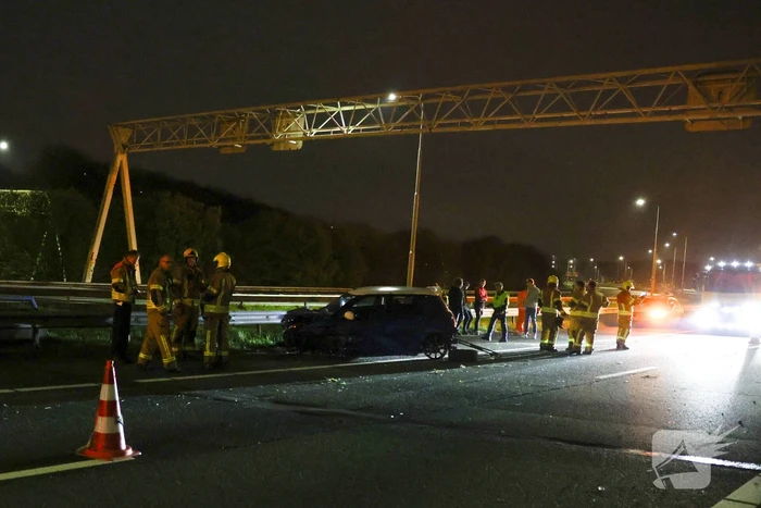 Automobilist raakt gewond nadat hij tegen vangrail botst