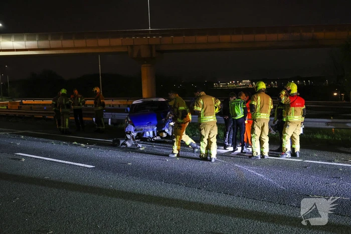 Automobilist raakt gewond nadat hij tegen vangrail botst