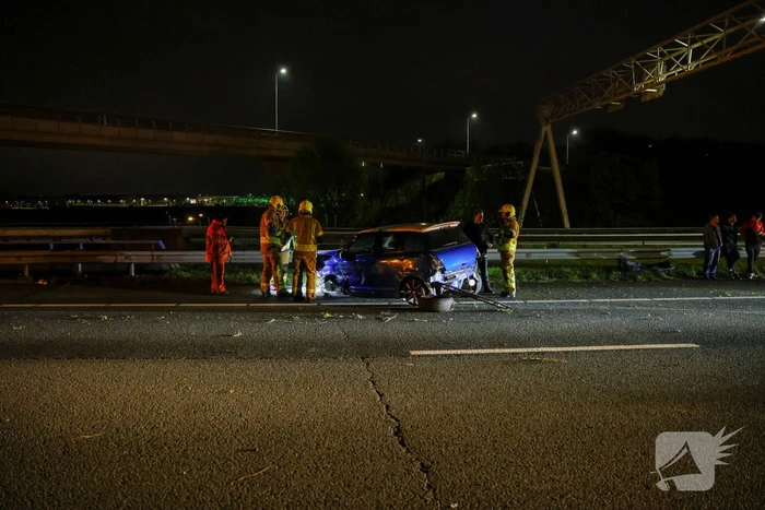 Automobilist raakt gewond nadat hij tegen vangrail botst
