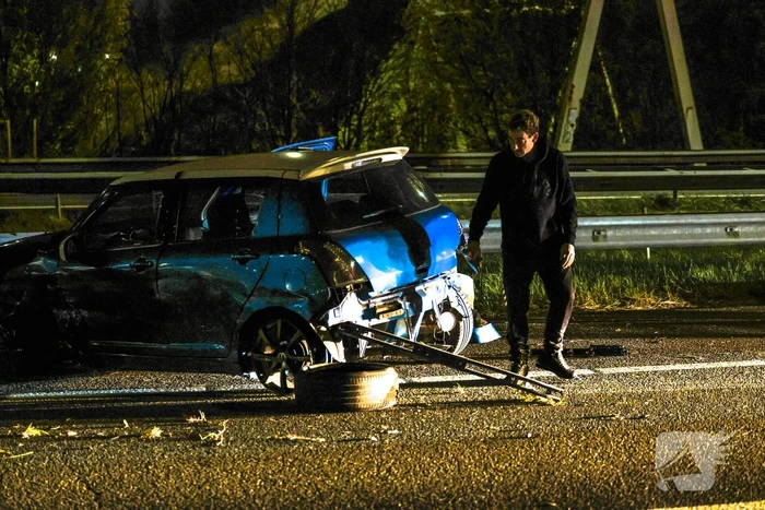 Automobilist raakt gewond nadat hij tegen vangrail botst