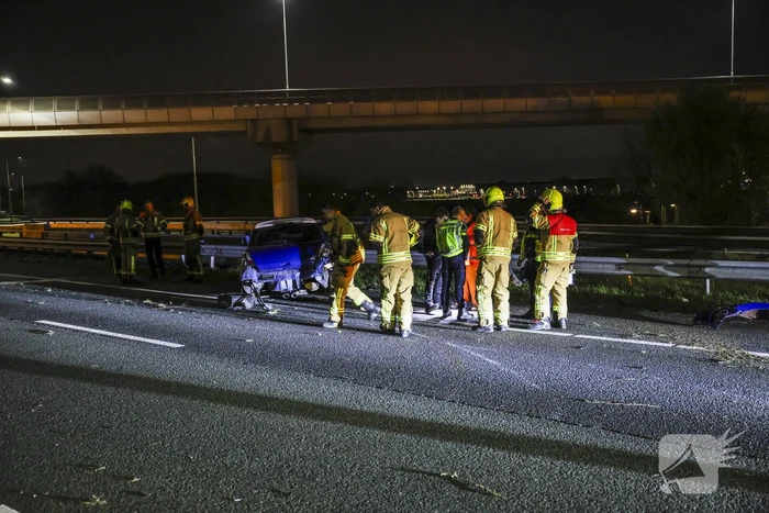 Automobilist raakt gewond nadat hij tegen vangrail botst